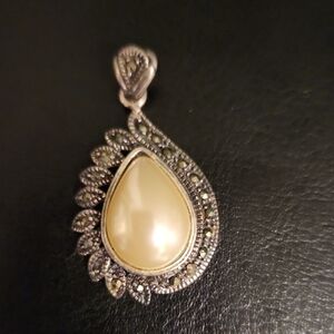 Elegant Pearl Teardrop Pendant